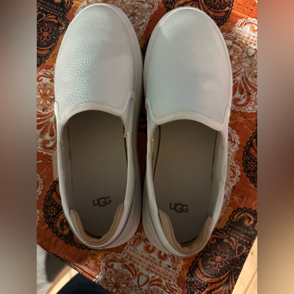 Women’s ugg Alameda Slip On size 7.5 No signs of wear